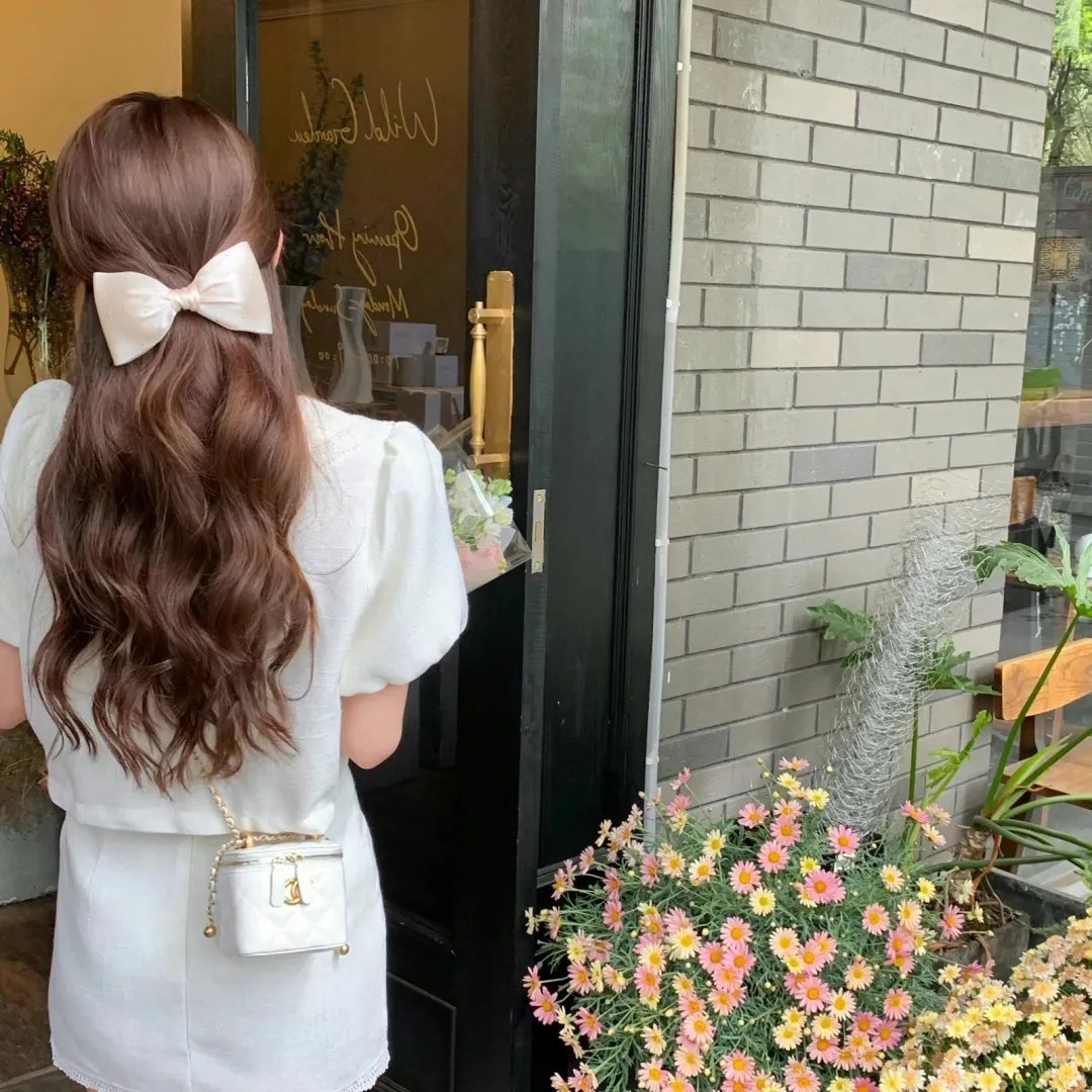 穿黄睡衣的女孩